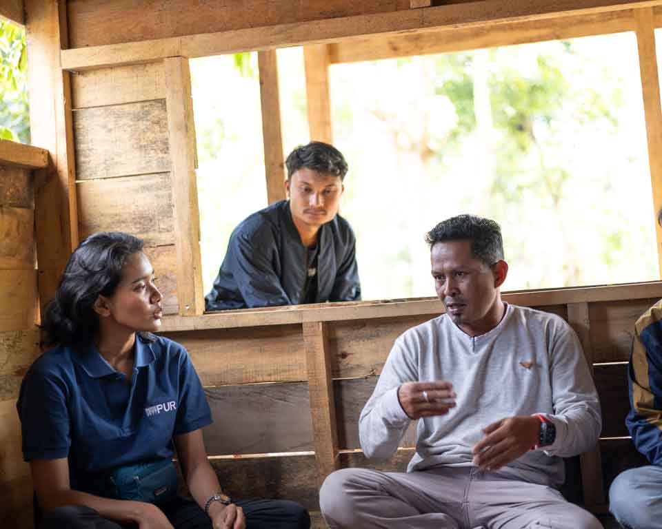 Personnel PUR assis avec la tête d'une coopérative, dans le nord de Sumatra, en Indonésie.